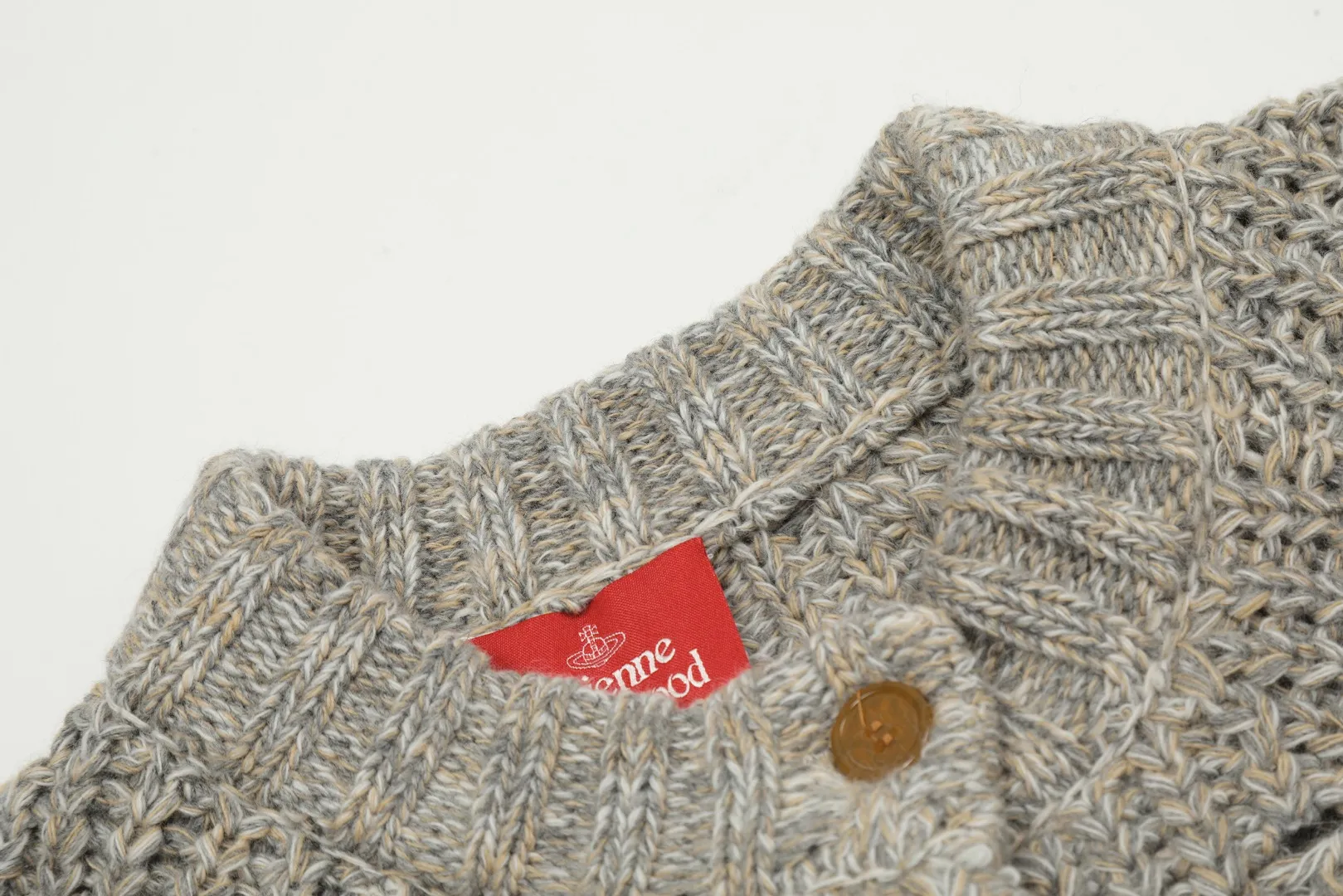 VIVI117# vivienne west wood Queen Mother of the West Vivienne Saturn Heavy-duty multi-needle craft cardigan Heavy original mold opening This truth be told, no one except my family would be willing to make it. The complexity of the weaving pieces is visible to the naked eye. It is time-consuming and labor-intensive. The high-gram weight wool blended garment is substantial. The highest quality in the entire network. Order with confidence - full range of correct accessories. Every detail is completely restored. Directly stretched. Size: S - M - L Color: uniform color